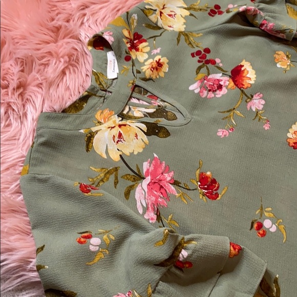 Urban Romantics Green Flower Blouse w/Bell Sleeve - Picture 2 of 8